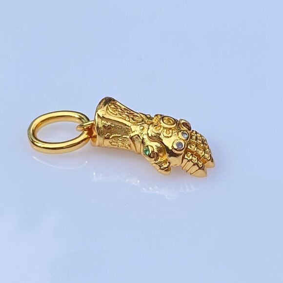 💜 Marvel The Avengers Infinity Gauntlet Dangle Charm - Picture 1 of 11